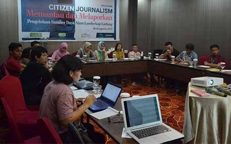 Suasana pelatihan jurnalisme warga oleh Non Timber Forest Product Exchange Programme Indonesia (NTFP-EP) Indonesia yang berlangsung selama tiga hari di Hotel Best western coco Palu, Minggu (2/9/2018). (Foto: Abal)