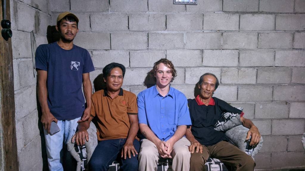 Wawancara mahasiswa bersama petani madu hutan Lonca Foto oleh: NTFP-EP Indonesia (2025) 