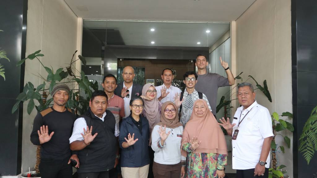 Foto bersama Dinas Kehutanan Jawa Barat Dok. NTFP-EP Indonesia (2025)